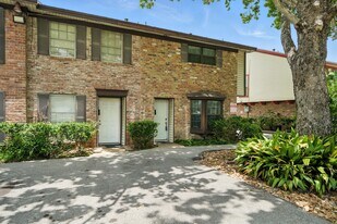 10666 Hazelhurst Dr in Houston, TX - Building Photo