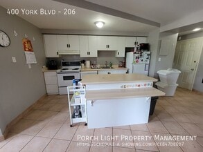 400 York Blvd in Hamilton, ON - Building Photo - Building Photo