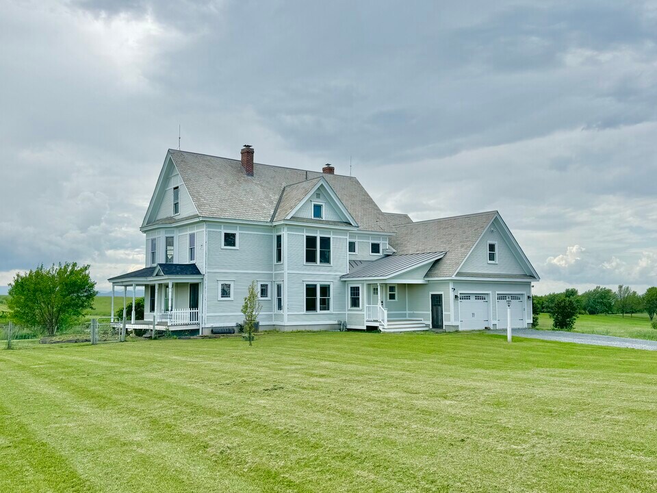 1046 Ethan Allen Hwy in Charlotte, VT - Building Photo