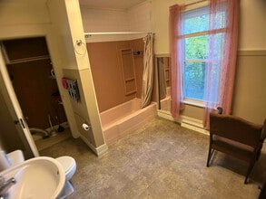 64 Elm St in Northfield, NH - Foto de edificio - Building Photo