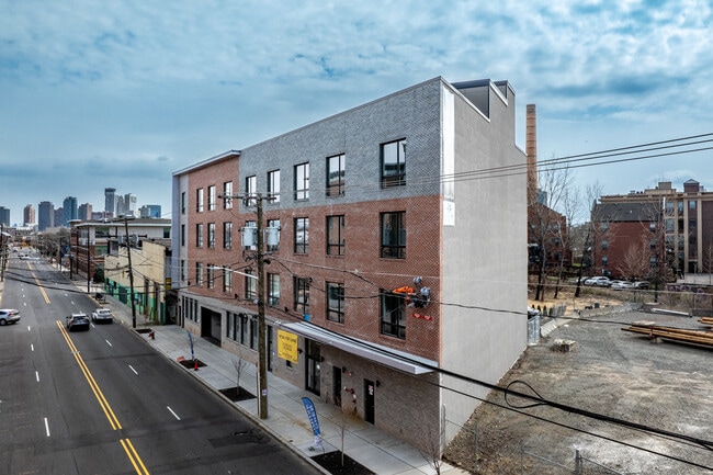 667 Grand St in Jersey City, NJ - Building Photo - Building Photo