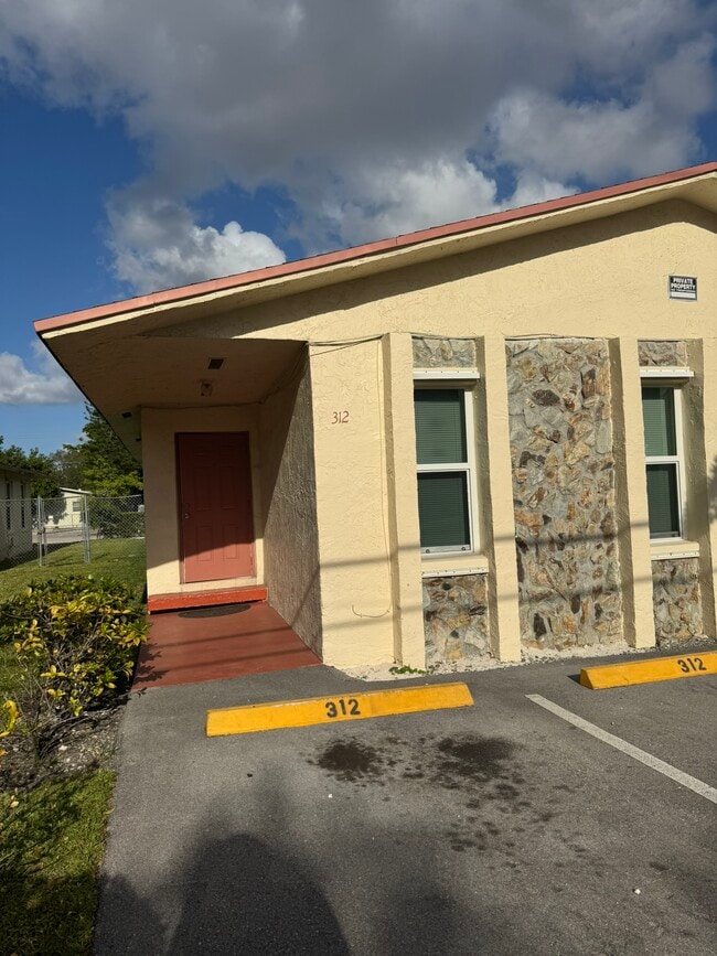 312 N 62nd Ave in Hollywood, FL - Foto de edificio - Building Photo