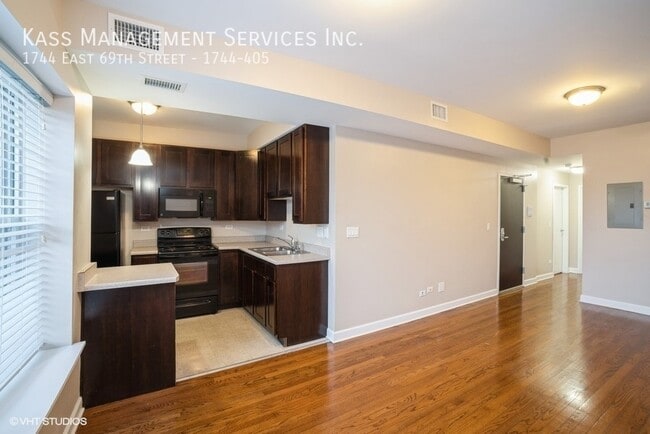 1744 E 69th St in Chicago, IL - Building Photo - Building Photo