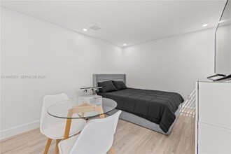 5855 SW 62nd St in Miami, FL - Foto de edificio - Building Photo