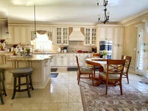 11 Sagamore Way S in Jericho, NY - Building Photo - Building Photo