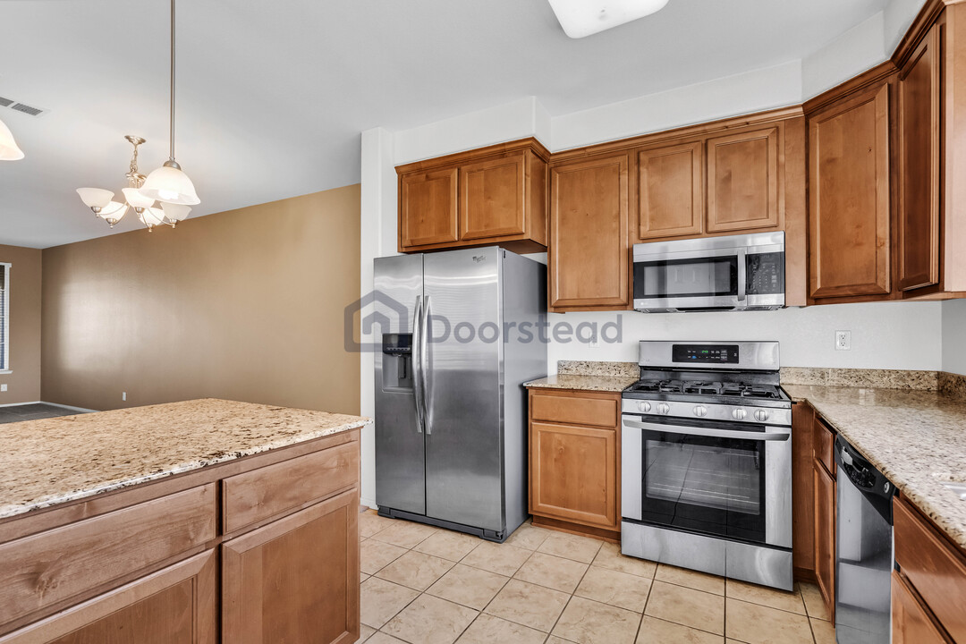 2001 Club Center Dr, Unit Apt 8112 in Sacramento, CA - Building Photo