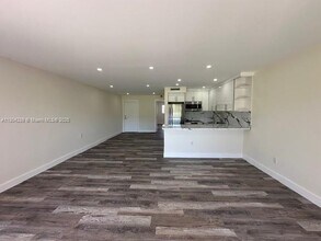 7420 SW 82nd St in Miami, FL - Building Photo - Building Photo