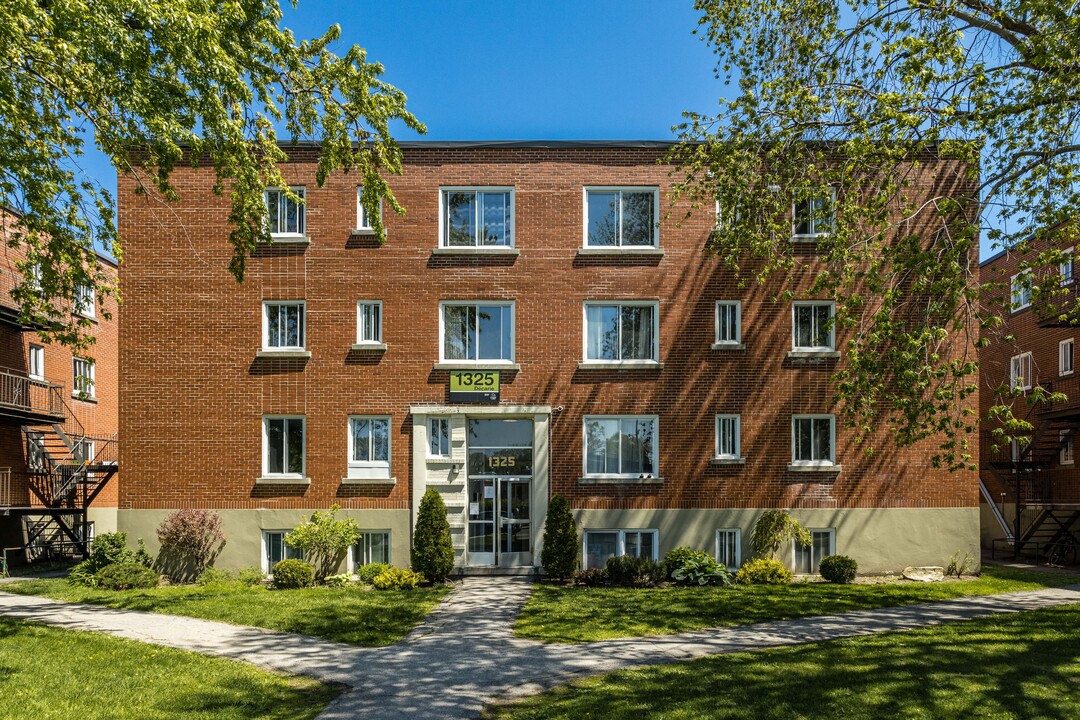 1305-1345 Décarie Rue in Montréal, QC - Building Photo