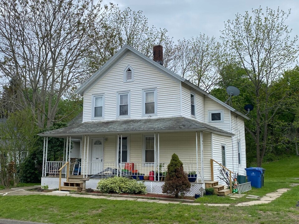 290 Maple Ave in Montville, CT - Building Photo