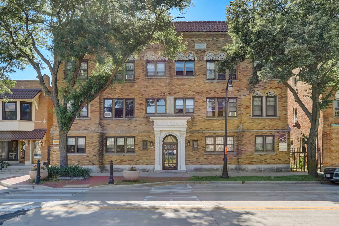 Estelle Apartments in Milwaukee, WI - Building Photo