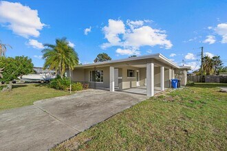 106 Aurora St E in Venice, FL - Building Photo - Building Photo