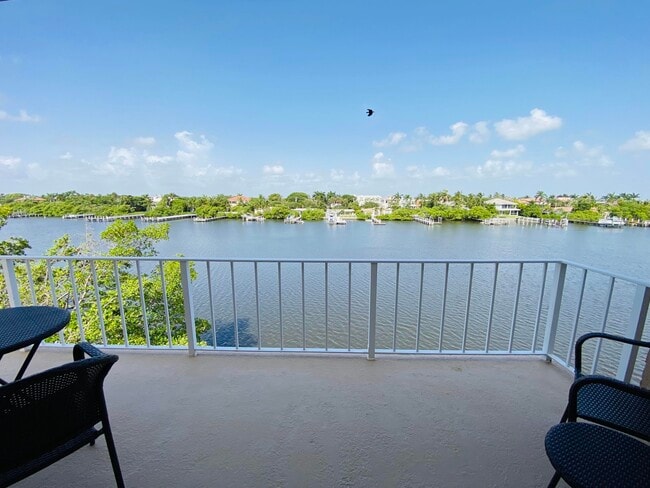 3575 S Ocean Blvd in South Palm Beach, FL - Foto de edificio - Building Photo