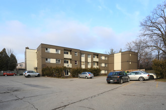 90 Country Hill Dr in Kitchener, ON - Building Photo - Building Photo