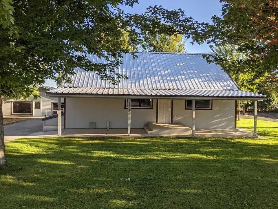 1223 Burrell Ave in Lewiston, ID - Building Photo