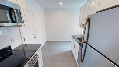 132 Sutherland Rd, Unit F in Boston, MA - Foto de edificio - Building Photo