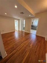 619 E Donegan St in Seguin, TX - Building Photo - Building Photo