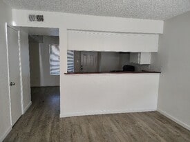 2010 Larcus Ave in Bakersfield, CA - Building Photo