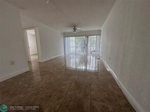 4205 N University Dr in Sunrise, FL - Building Photo - Building Photo