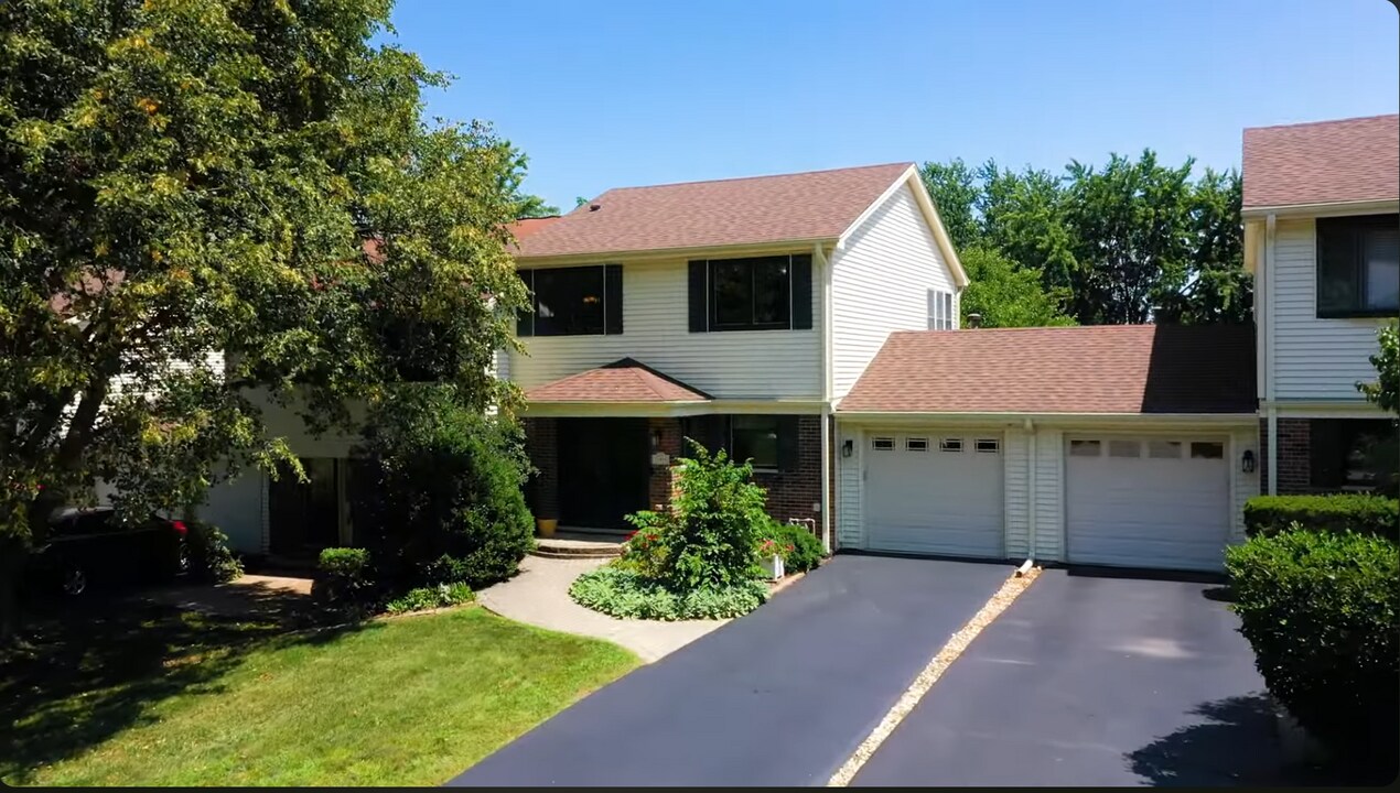 7S485 Lynn Dr in Naperville, IL - Foto de edificio