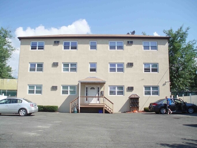 84 Wardwell St in Stamford, CT - Building Photo