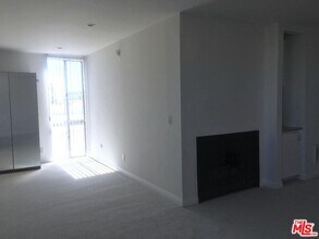 11645 Montana Ave-Unit -332 in Los Angeles, CA - Building Photo - Building Photo