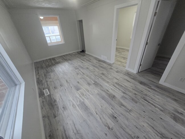 418 Harbison Ave W in Winnipeg, MB - Building Photo - Building Photo