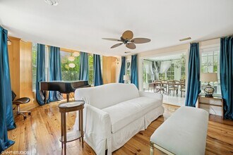 82 Woodley Rd, Unit 101 in Winnetka, IL - Building Photo - Building Photo