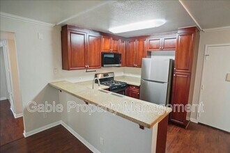 5515 Canoga Ave in Los Angeles, CA - Building Photo - Building Photo