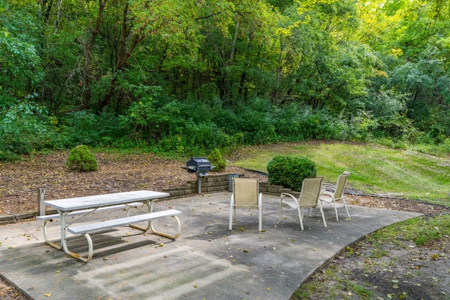 Huntington Hills Apartments & Townhomes