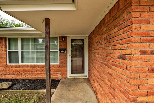 1208 Avondale Dr in Norman, OK - Building Photo - Building Photo