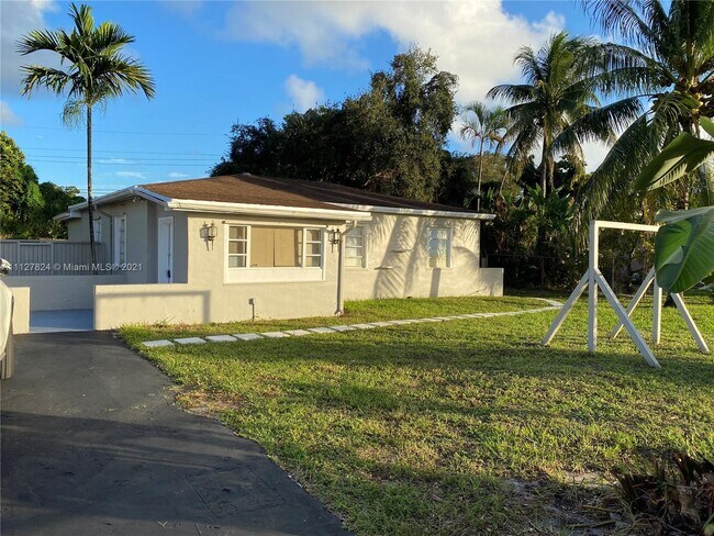 12531 E Golf Dr-Unit -1 in Miami, FL - Building Photo - Building Photo