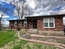 5207 Foraker Cir in Louisville, KY - Building Photo