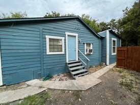 271 E Lambert St in San Antonio, TX - Building Photo