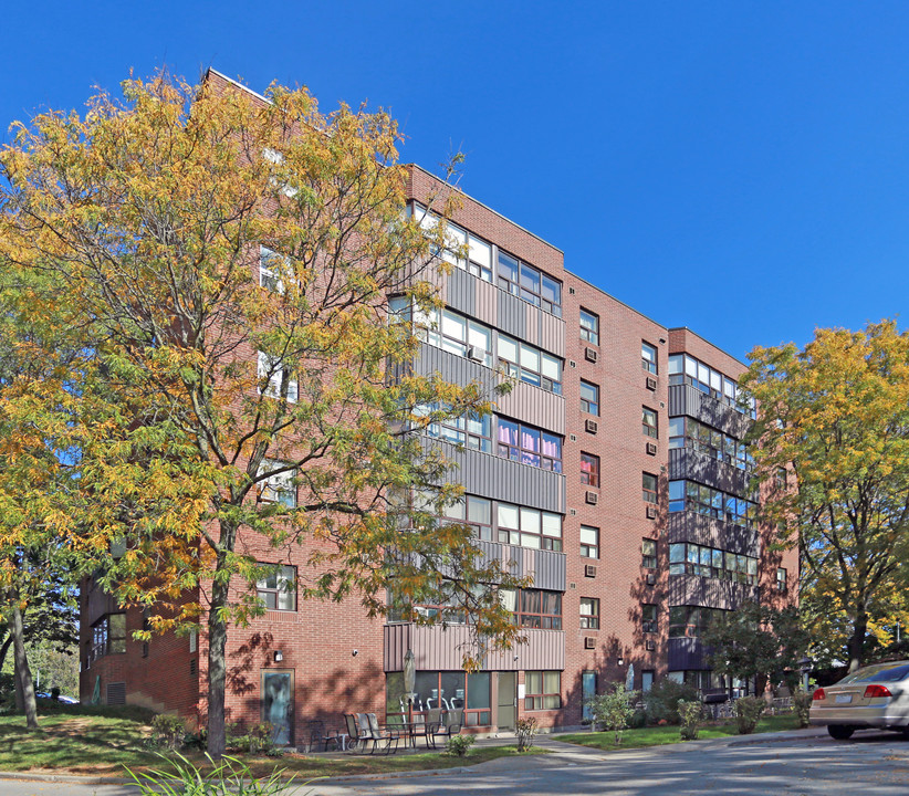 Queenston Manor in St Catharines, ON - Building Photo