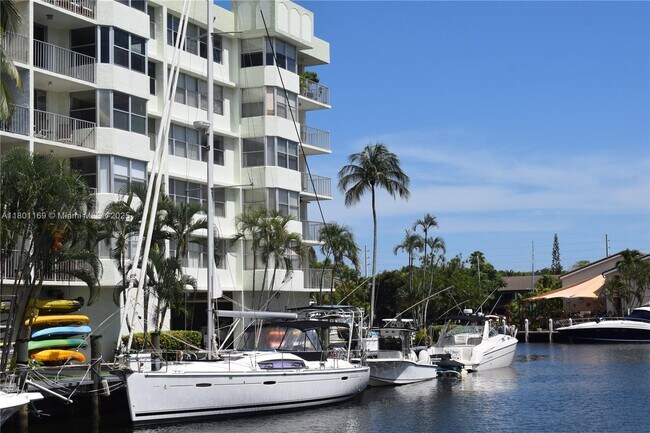 16565 NE 26th Ave in North Miami Beach, FL - Building Photo - Building Photo