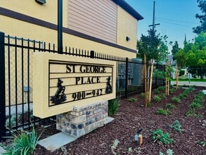 904 N Olive Ave in Turlock, CA - Foto de edificio - Building Photo