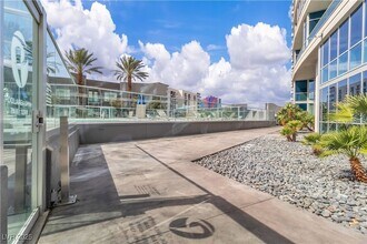 4525 Dean Martin Dr, Unit 103 in Las Vegas, NV - Building Photo - Building Photo