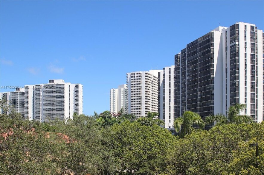3605 NE 207th St, Unit 1314 in Miami, FL - Building Photo