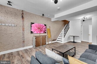 210 W Read St, Unit 2 in Baltimore, MD - Building Photo - Building Photo