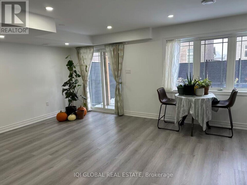 50 Drizzel Cres in Richmond Hill, ON - Building Photo