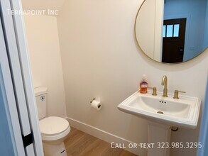 678 E 45th St in Los Angeles, CA - Foto de edificio - Building Photo