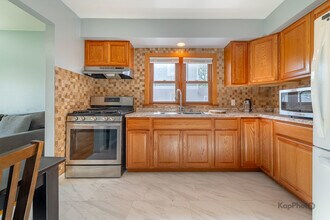 7828 Suburban Ln in Bridgeview, IL - Building Photo - Building Photo