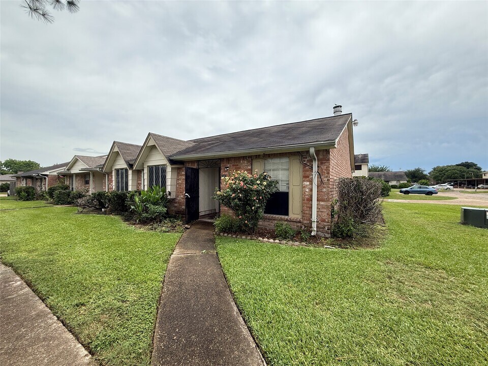 6387 S Briar Bayou Dr in Houston, TX - Building Photo
