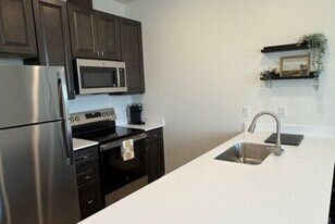 Jonmart Place in Salem, OR - Building Photo