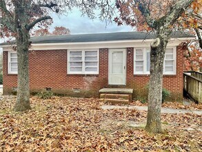 206 S 7th St in Spring Lake, NC - Foto de edificio - Building Photo