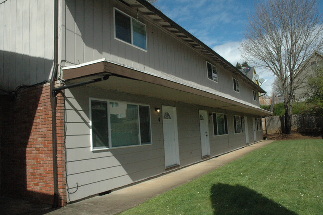 350 NW Willamina Dr in Willamina, OR - Building Photo - Building Photo