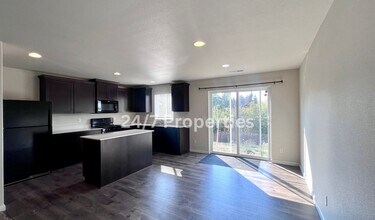 290 Forest Ln in Molalla, OR - Building Photo - Building Photo