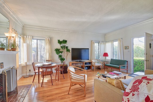 438 N Vista St in Los Angeles, CA - Foto de edificio - Interior Photo