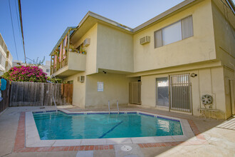 Hermitage Apartments in Valley Village, CA - Building Photo - Building Photo