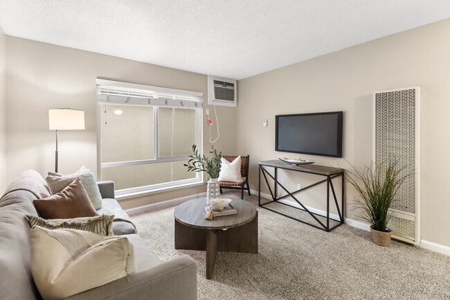 River's Edge Apartments in Carmichael, CA - Building Photo - Building Photo